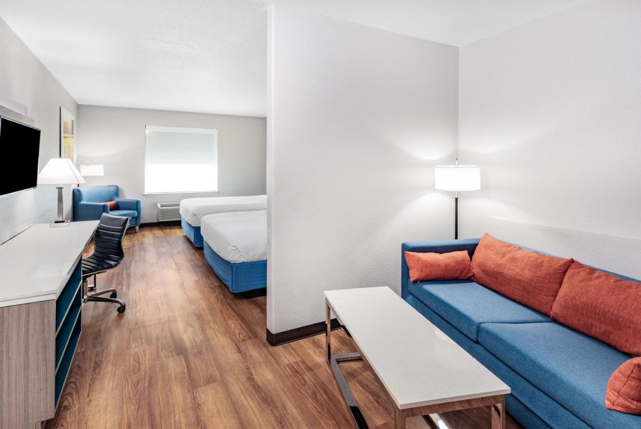 Days Inn & Suites By Wyndham San Antonio Near Frost Bank Center Exteriér fotografie